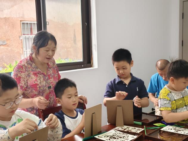 粽叶飘香暖银龄，竹编传情润童心