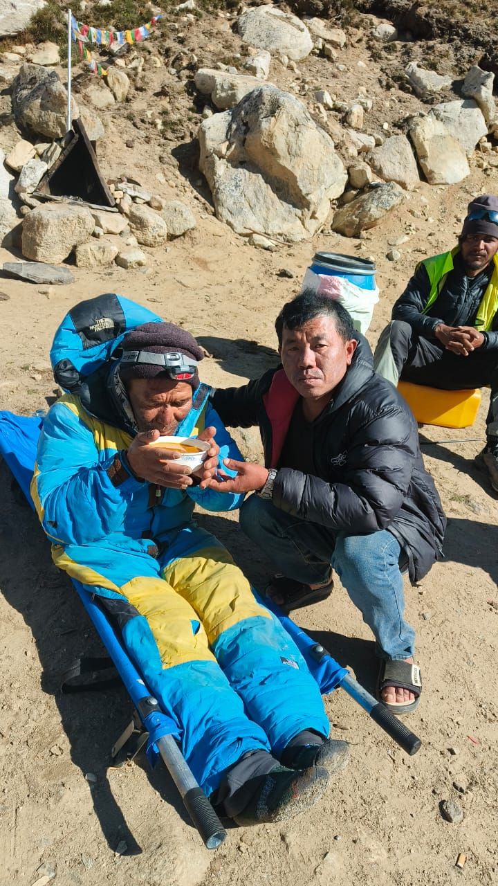 珠峰奇迹：夏尔巴向导失联6天，从7500米冰瀑爬行生还