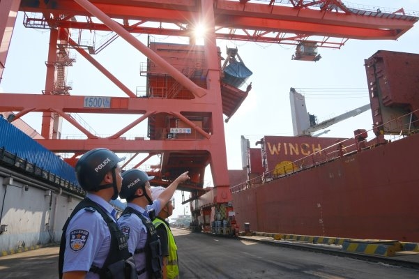 万吨“乌金”抵港 迎战酷暑点亮长三角——常熟边检站高效保障煤炭能源供给