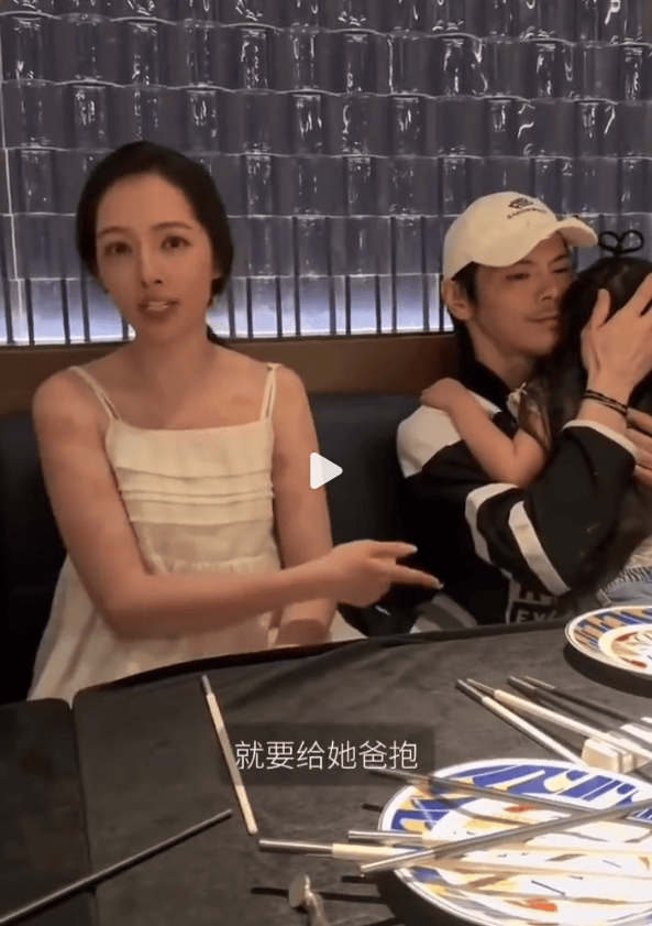 郭碧婷透露女儿很黏向佐：她从一出生就喜欢她爸