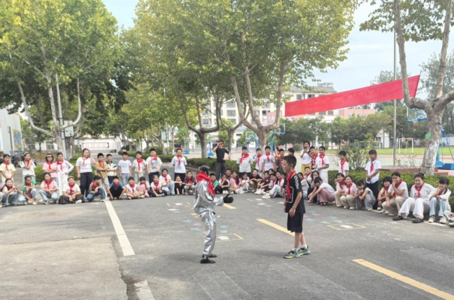 AI赋能开学季：中国移动智能机器人亮相校园开学仪式，点亮科技第一课