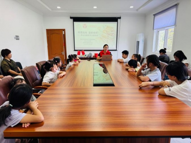 师恩如光 温暖相伴——民主村开展教师节主题活动