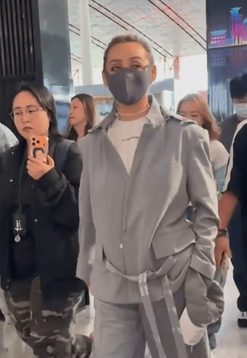 宁静称一个月看两百多部短剧 称现在都不看真人剧