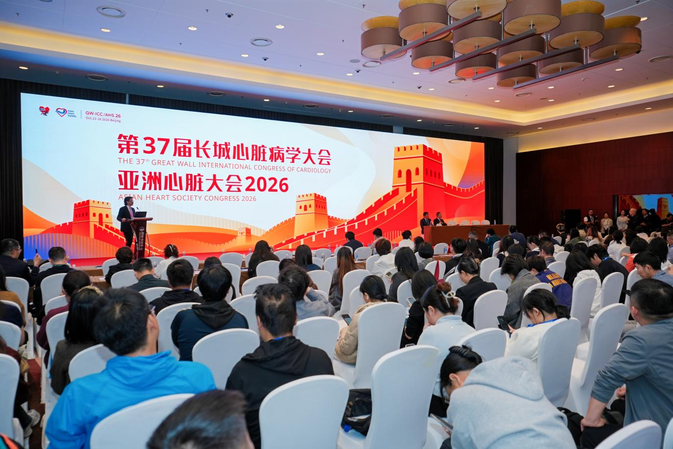 华为WATCH D3亮相长城会，AI+健康赋能心血管慢病管理